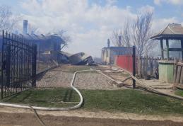 Incendiu puternic într-o gospodărie din comuna Suharău! Intervenție dificilă a pompierilor dorohoieni – VIDEO/FOTO