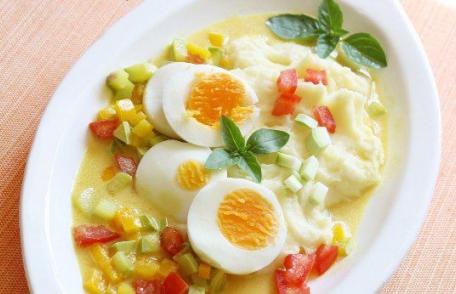 Ouă cu sos de muștar și legume