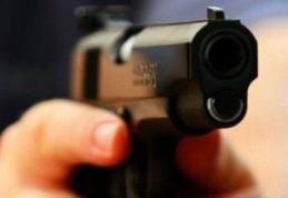 Bărbat cercetat de polițiști după ce și-a amenințat concubina cu pistolul