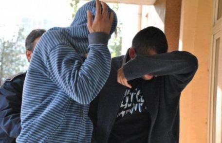 Doi minori din Dorohoi arestaţi preventiv pentru mai multe furturi din magazine și autoturisme