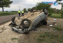 Accident cu victimă la Saucenița! O mașină scăpată de sub control s-a răsturnat în afara părții carosabile - FOTO