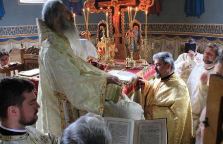 ÎPS Teofan prezent la Dorohoi! Sfânta Liturghie, hirotonie și hirotesie săvârșite la Biserica „Sf. Împărați” - FOTO