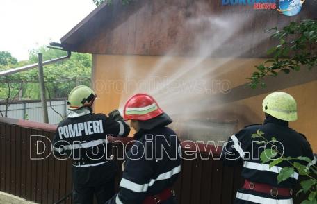 Incendiu izbucnit în curtea unei gospodării din Pădureni. Pompierii dorohoieni au prevenit extinderea acestuia - FOTO
