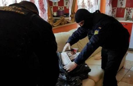 Produse de contrabandă confiscate de poliţişti în urma a două percheziţii domiciliare