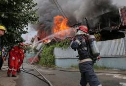 Patru gospodării cuprinse de flăcări în prima zi de Rusalii. 40 de pompieri şi voluntari din Botoșani s-au luptat cu focul