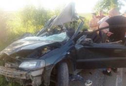 O tânără de 18 ani din Mihăileni a murit după ce maşina în care se afla a fost lovită de un autocar și aruncată într-un TIR