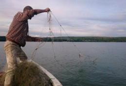 Doi bărbaţi depistaţi la pescuit pe râul Prut folosind unelte interzise