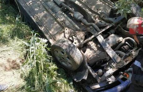 ACCIDENT! Mașină răsturnată pe cupolă la Smârdan - FOTO