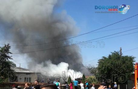 Incendiu puternic izbucnit pe strada Liliacului din Dorohoi - FOTO