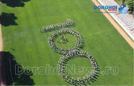 Logo-ul centenarului! Elevii Liceului „Regina Maria” Dorohoi sărbătoresc România Mare și de ziua lor - FOTO