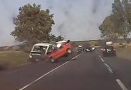 Accident! Impact violent între un autoturism înmatriculat în Botoșani și o autoutilitară pe E58 - VIDEO