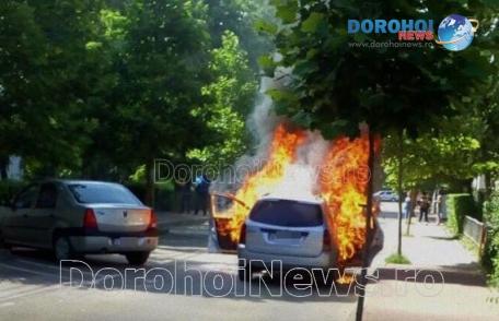Mașină care se afla în mers cuprinsă de flăcări pe strada Lt. Olinescu din Dorohoi – VIDEO / FOTO