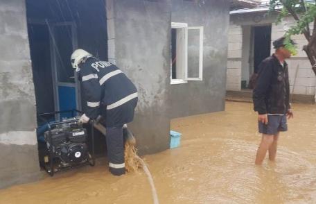 PAGUBE după ploi: Case și curți inundate în județul Botoșani. Se anunță „Cod Galben” de inundații - FOTO