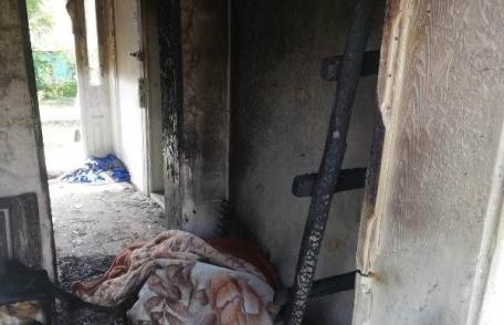 Tragedie! Femeie găsită carbonizată după ce locuința i-a luat foc – FOTO