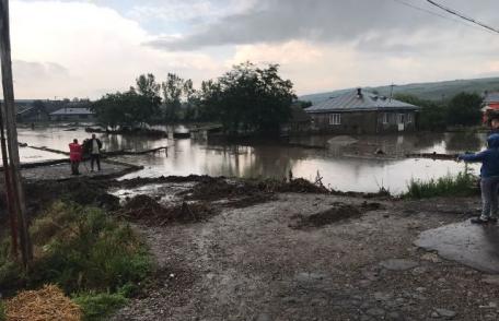 Inundații în județul Botoșani! Peste 40 de gospodării inundate și bărbat rămas captiv pe un imaș - FOTO