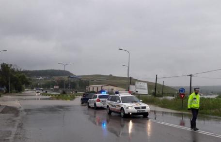 Poliţiştii botoşăneni prezenţi în teren - Sensul giratoriu de la intrarea în Botoșani s-a umplut de apă - FOTO