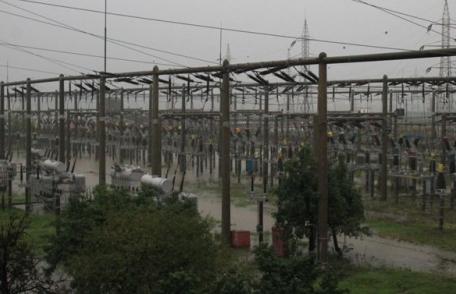 Precipitaţiile abundente şi viiturile au afectat sistemul energetic din Bacău, Botoşani şi Neamţ - FOTO