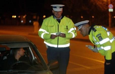 Un șofer care mirosea a alcool a refuzat să sufle în fiolă și s-a ales cu dosar penal