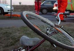 Biciclist ajuns la spital după ce nu a acordat prioritate unui autoturism