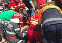 Bărbat căzut într-o groapă, salvat de jandarmi şi pompieri