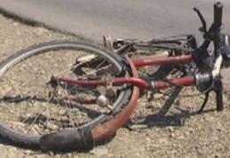 ACCIDENT – O biciclistă a ajuns la spital, după ce a fost acroșată de o mașină