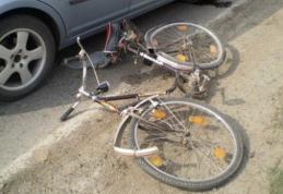 Accident ca-n filme la Broscăuţi: a deschis portiera și a accidentat grav un biciclist