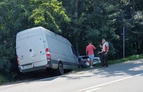 Accident grav! Șofer rămas încarcerat, după ciocnirea a două mijloace de transport!