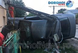 Accident de circulație în Dorohoi: Pagube serioase produse de o mașină scăpată de sub control pe strada Ștefan cel Mare - FOTO