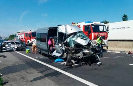 Opt români răniţi într-un accident grav produs în Austria între un microbuz şi un autoturism înmatriculate în România