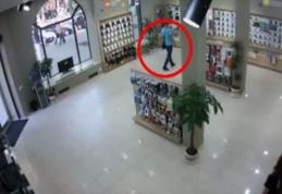 Tupeu de hoţ: a furat un telefon chiar din vitrina unui magazin