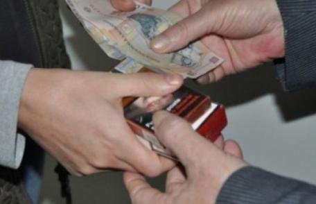 Dosar penal pentru o femeie de 35 de ani prinsă în timp ce vindea țigări de contrabandă