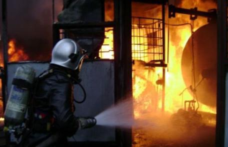 Incendiu la o fabrică de cauciuc din Botoșani. Pompierii au intervenit cu cinci mașini