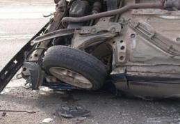 Accident la Brăiești: Un tânăr în stare de ebrietate a intrat cu mașina într-un gard după care s-a răsturnat