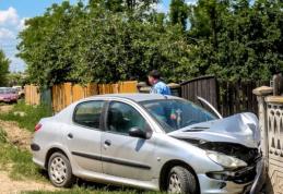 ACCIDENT! Adolescentă rănită, după ce mașina în care se afla a intrat în gardul unei case!