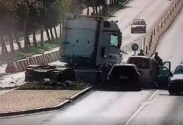 Accident dramatic în Suceava, un TIR trece pe roșu și izbește patru mașini - VIDEO