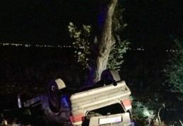 Accident pe drumul Dorohoi - Darabani! O mașină s-a izbit într-un copac și s-a răsturnat