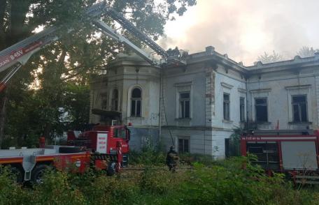 Incendiu la o clădire monument, din Botoșani - Se intervine cu şase autospeciale! FOTO
