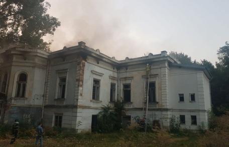 Incendiu la clădirea monument din Botoșani, stins după cinci ore, cu 35 de pompieri