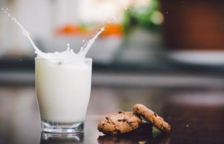 De ce e bine să bem lapte dimineața