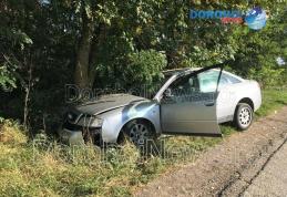 Accident pe drumul Dorohoi - Botoșani: Doi copii au ajuns la spital după ce un autoturism s-a izbit într-un copac - FOTO