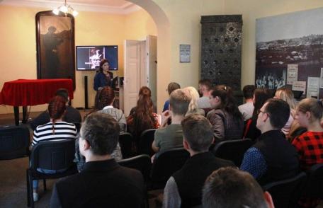 Elevii seminariști în vizită la Muzeul Memorial „George Enescu” Dorohoi, cu prilejul Zilelor Europene ale Patrimoniului - FOTO