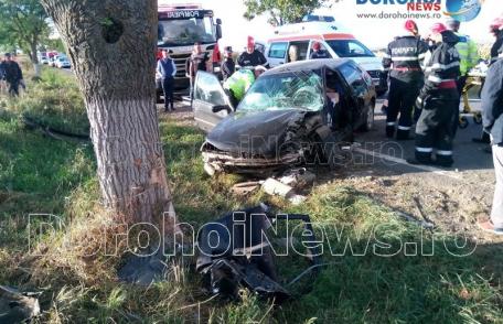 Grav accident între Văculești și Brăești! Femeie rămasă încarcerată după ce o mașină s-a izbit într-un copac - FOTO