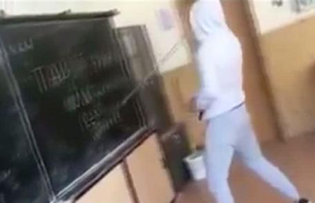Tabla dintr-o sală de clasă spartă de către un elev, într-un liceu din Botoşani - VIDEO