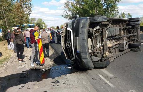 Microbuz cu ruta Dorohoi - Constanța implicat într-un accident cu cinci victime - FOTO
