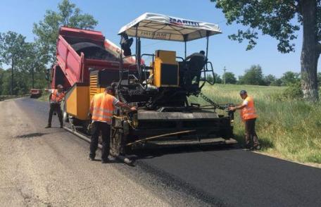 Se toarnă asfalt pe drumurile județene Manoleasa – Zahoreni – Borolea și Corlăteni – Dimăcheni