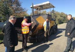 S-a dat startul lucrărilor de asfaltare pe drumul județean Vorona – Poiana - Sarafinești - FOTO