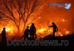 Incendiu puternic la Dragalina! Pompierii dorohoieni luptă pentru a stinge peste 50 de tone de furaje - VIDEO/FOTO
