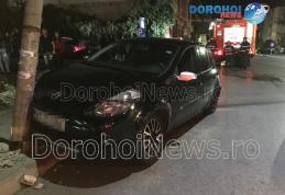 Accident în Dorohoi! Impact între două autoturisme și stâlp rupt în urma neatenției - FOTO