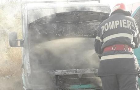 O mașină a luat foc din mers. Şoferul se îndrepta spre municipiul Botoşani - FOTO