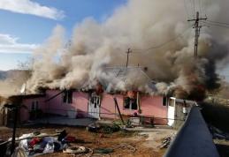 Clipe de groază pentru o familie: Casă distrusă de flăcări, proprietara a suferit un atac de panică – FOTO | VIDEO